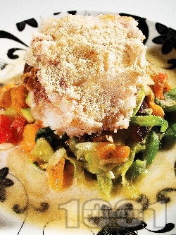 Пържено филе от пъстърва в брашно със задушени зеленчуци - тиквички, моркови, чушки и патладжани на тиган - снимка на рецептата